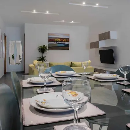 Let Me Host- Etienne Court- Daire *