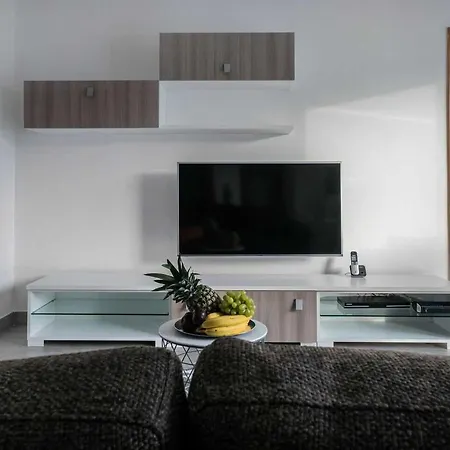 Let Me Host- Etienne Court- St. Paul's Bay