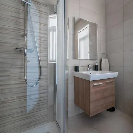 Apartment Let Me Host- Etienne Court- *