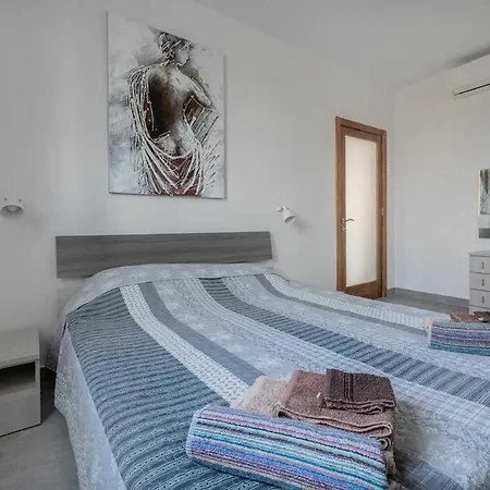 Let Me Host- Etienne Court-