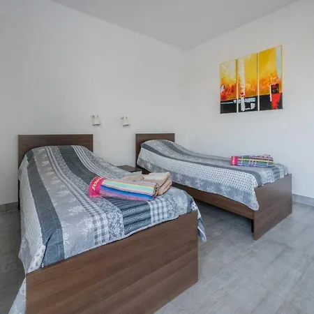 Let Me Host- Etienne Court- Apartment